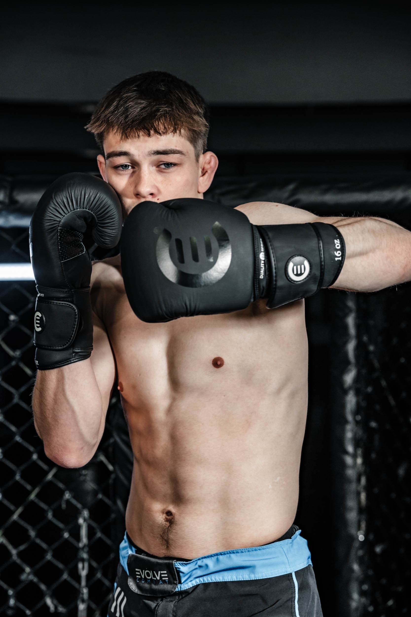 Evolve Combat — fighter med svarte hansker i kampstilling