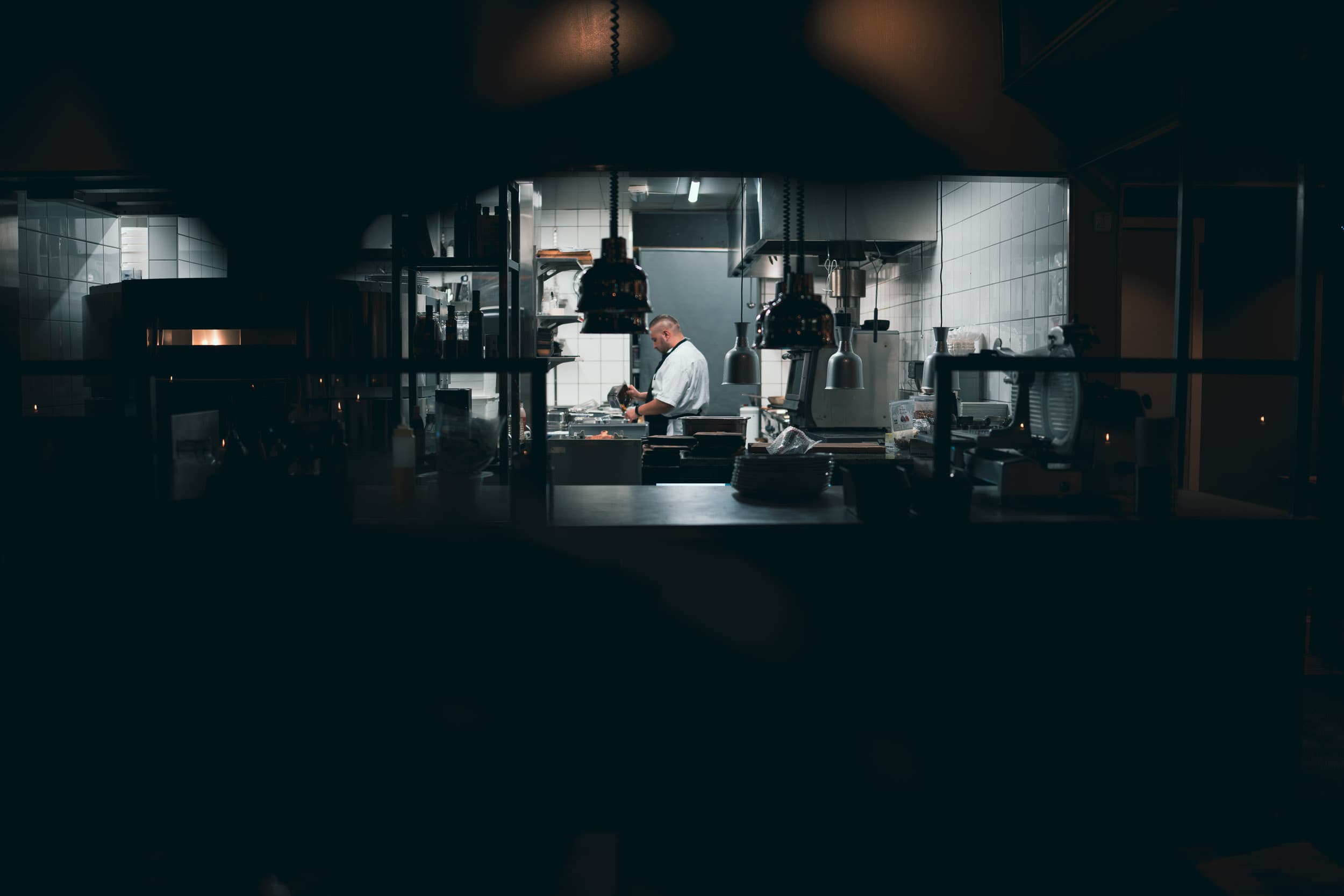 Restaurantfotografering — kokk i arbeid